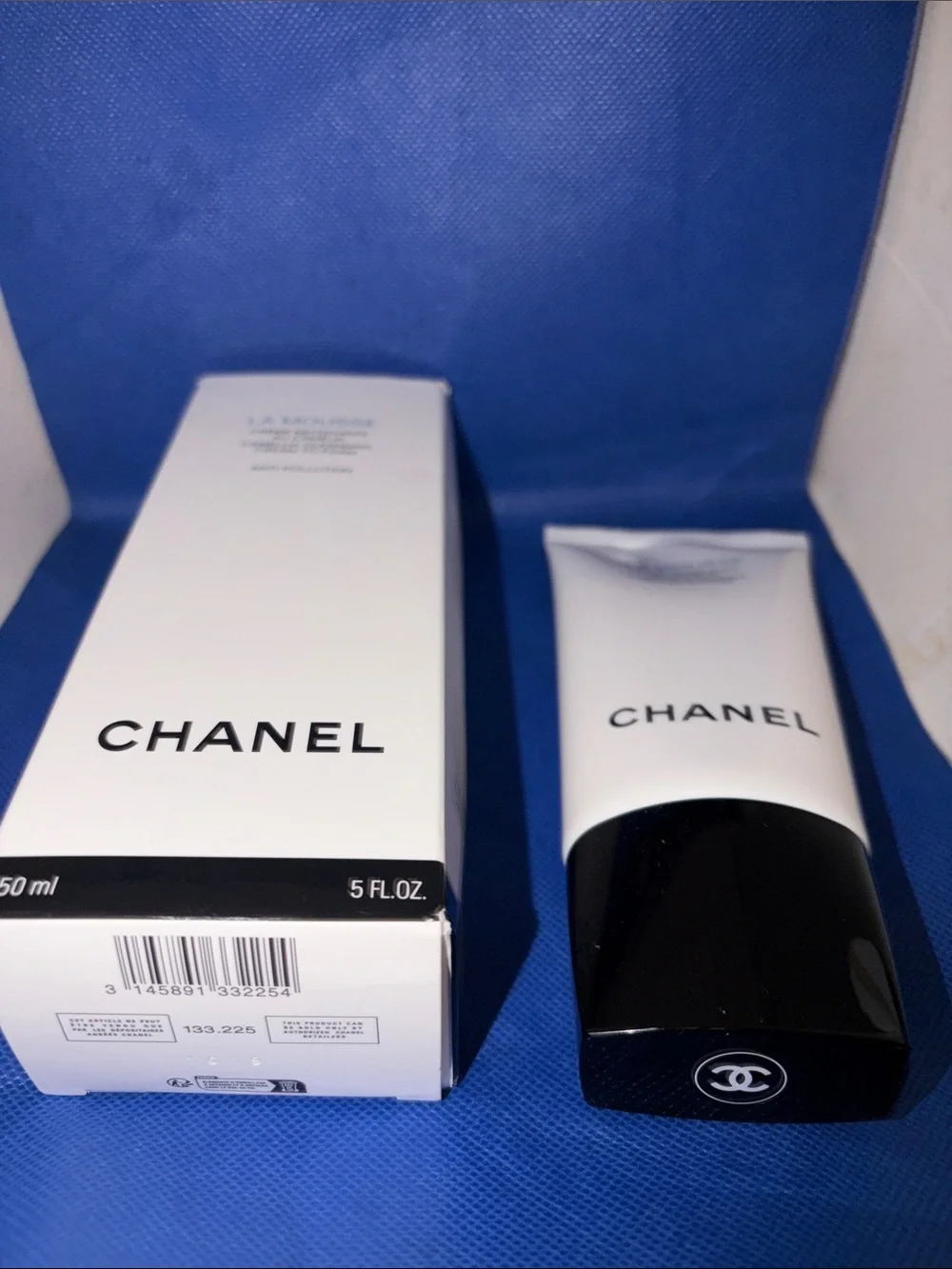 CHANEL La Mousse Cleansing Cream-to-Foam — White & Blue Text - Picture 6 of 6